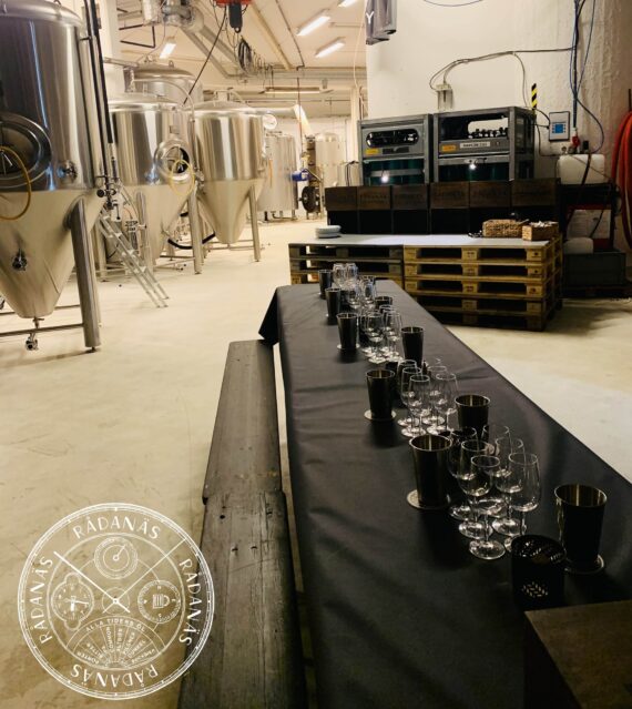 Uppdukat bord under bryggerivsningen